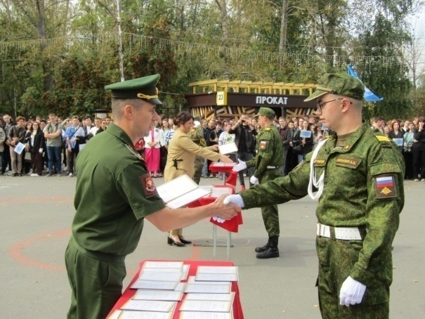 Вручение свидетельств выпускникам военного учебного центра при Курганском государственном университете