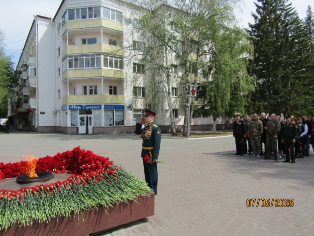 Возложение венка и цветов к Мемориалу воинов-зауральцев, погибших в Великой Отечественной войне.