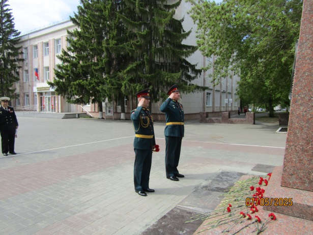 Возложение венка и цветов к Мемориалу воинов-зауральцев, погибших в Великой Отечественной войне.